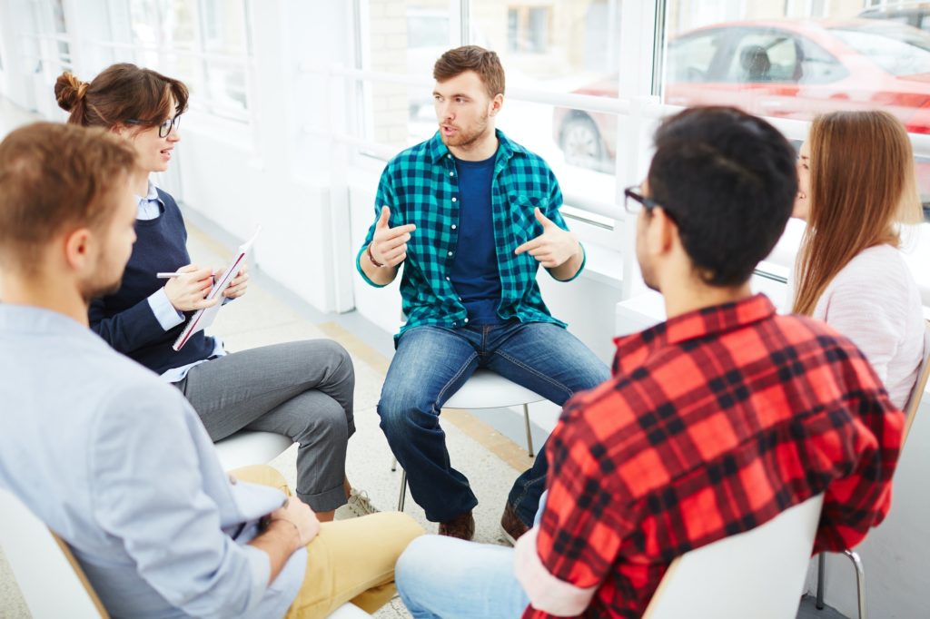 Gruppe von Menschen im Therapiegespräch